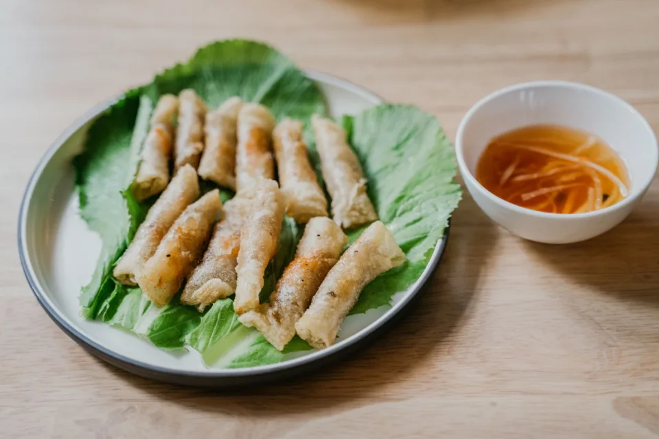 Bàn ăn tại Lê Hữu Điểm